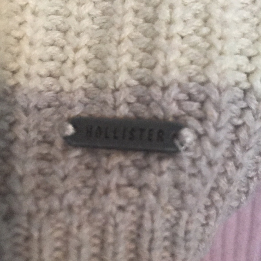 Hollister Cropped Striped V-Neck Sweater - Picture 3 of 4